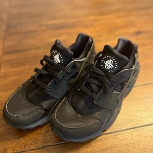 Black NIKE AIR HUARACHE